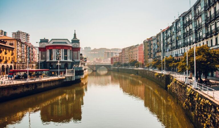 Bilbao Private Walking Tour: History, Guggenheim, Pintxos