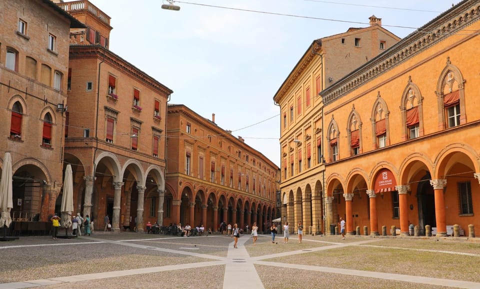 Bologna: Express Walk With a Local in 60 Minutes - Overview of the Activity