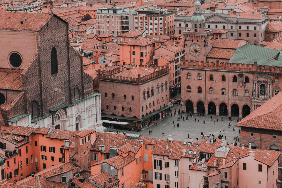 Bologna: Highlights App Guided Tour With Puzzles - App and Requirements