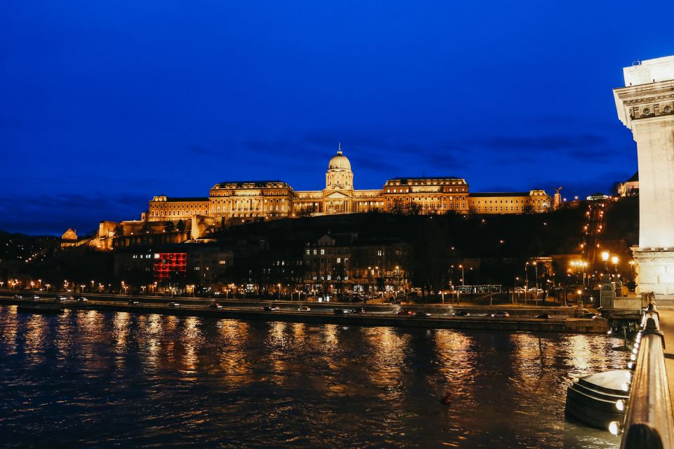 Budapest: 1-Hour Evening Sightseeing Cruise With Drink - Key Experience Highlights