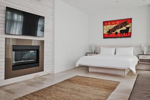 Bungalow Hotel - Accommodations and Amenities