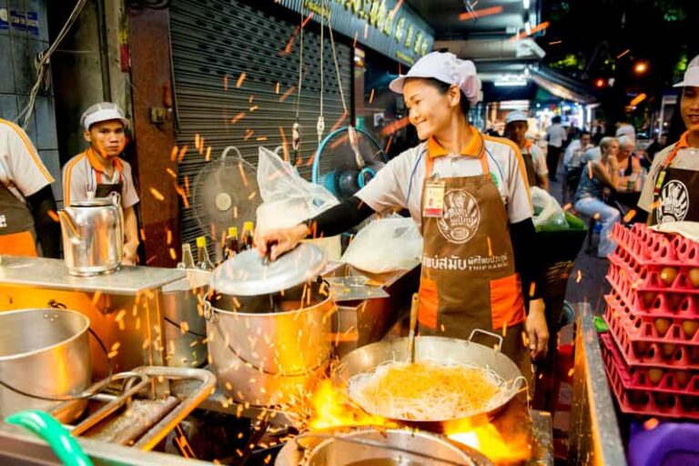 Chiang Mai: Evening Sightseeing and Local Food Tour