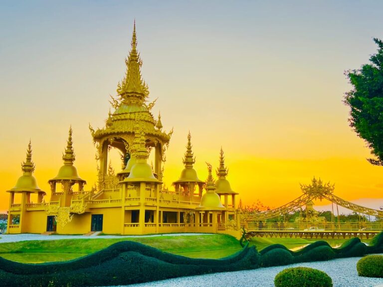 Chiang Rai: Private Transfer to Chang Mai With Temples Visit