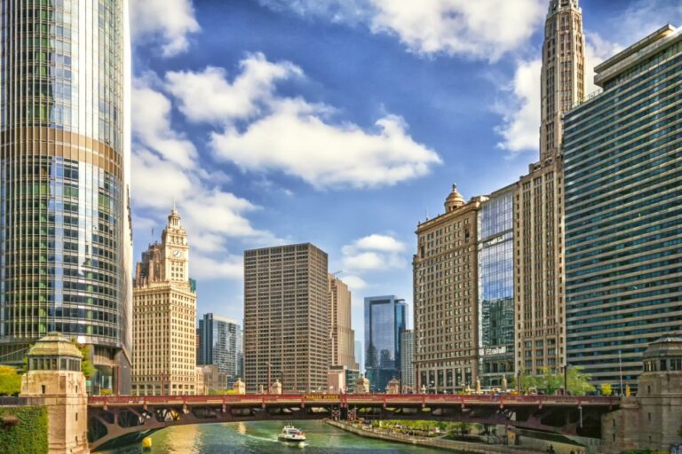 Chicago: Riverwalk Self-Guided Walking Tour