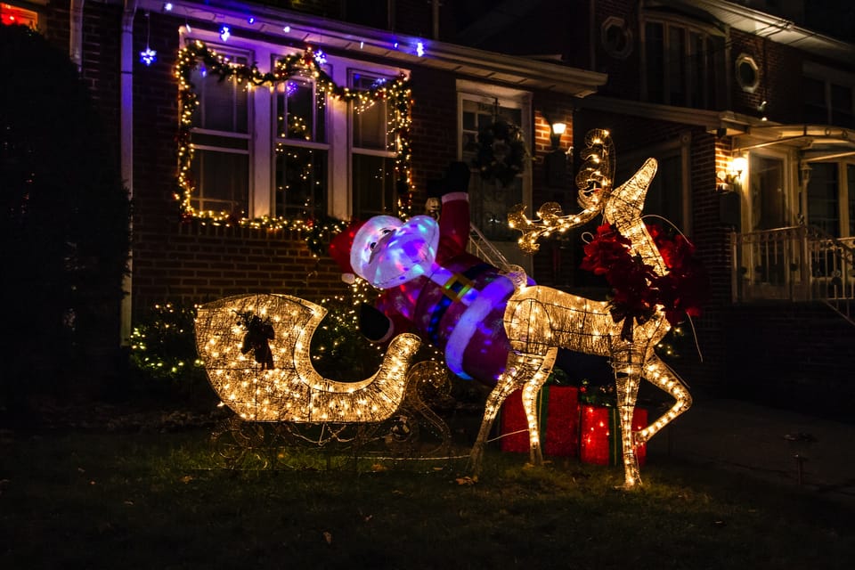 Christmas in New York: Dykers Heights in Spanish - Itinerary Highlights