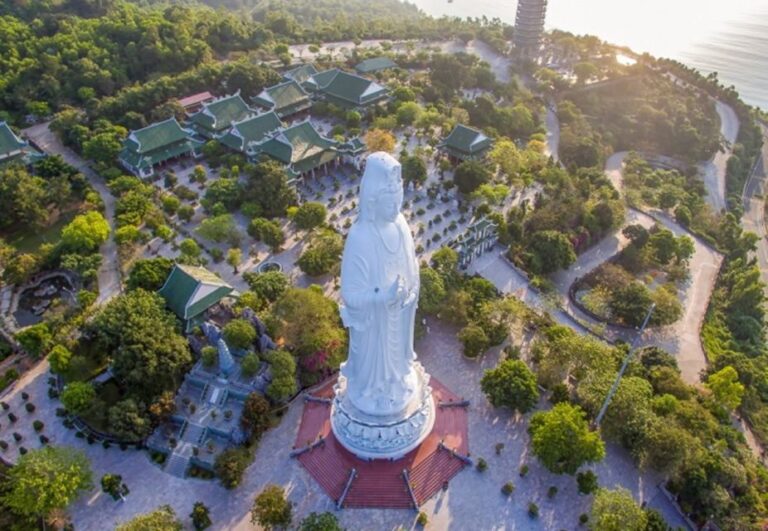 Da Nang: Private City Tour by Scooter With Ao Dai Lady Rider