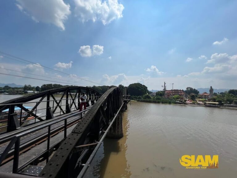 Damnoen Saduak Floating Market & River Kwai in Kanchanaburi