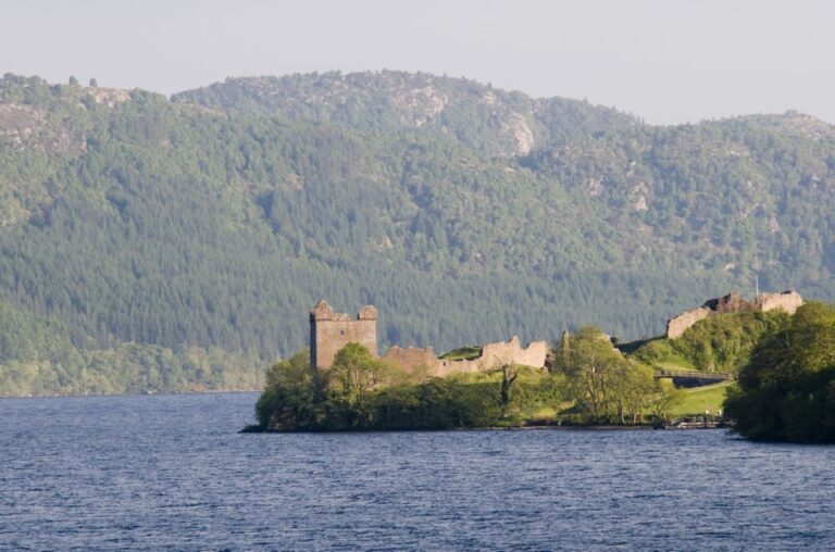 Dochgarroch: Loch Ness and Caledonian Canal 2-Hour Cruise