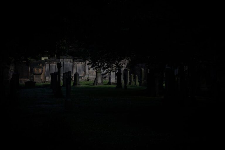 Edinburgh: Underground Vaults and Graveyard Evening Tour