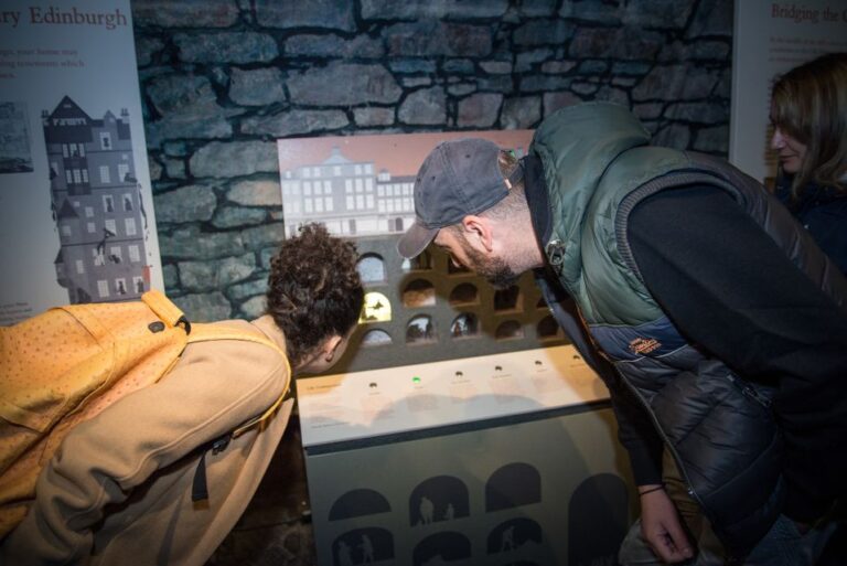 Edinburgh: Underground Vaults Evening Ghost Tour With Whisky