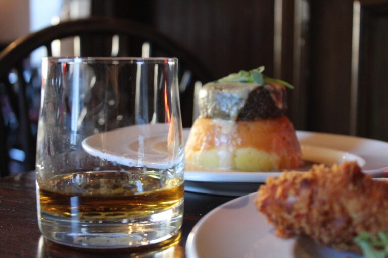 Edinburgh: Whisky Flight in One of the Oldest Pubs