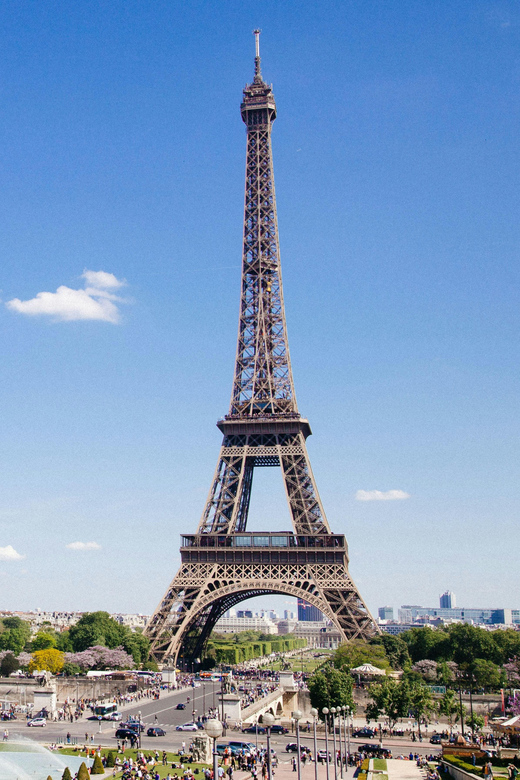 Eiffel Tower Reserved Access With Photoshoot Stops