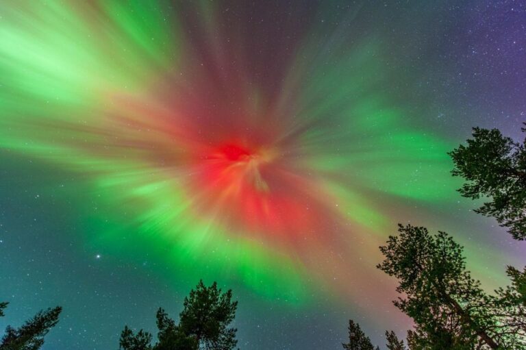 Experience the Majestic Auroras Kiruna-Abisko & Tipi Dinner