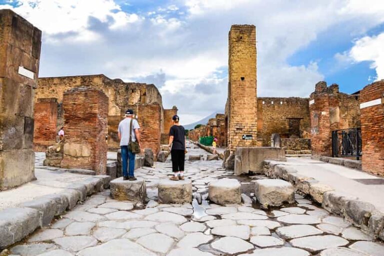 Explore Pompeii With a Complete Guided Tour