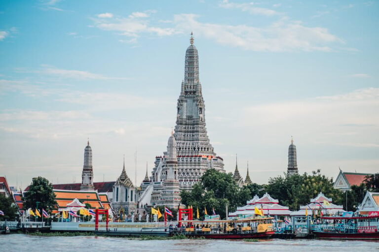 Exploring Bangkok by Local Transfers and Walking Tour