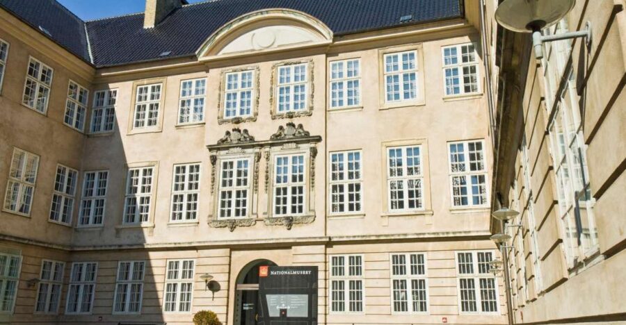 Family Tour of Copenhagen Old Town, Nyhavn With Boat Cruise