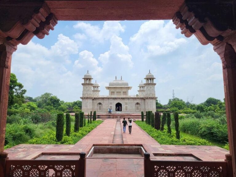 From Delhi: Private Taj Mahal Day Tour By Car and Driver