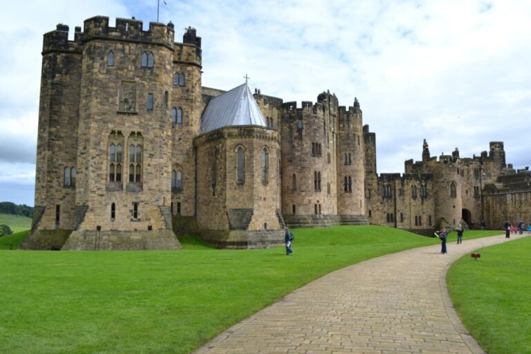 From Edinburg: Viking Coast & Alnwick Castle Day Tour