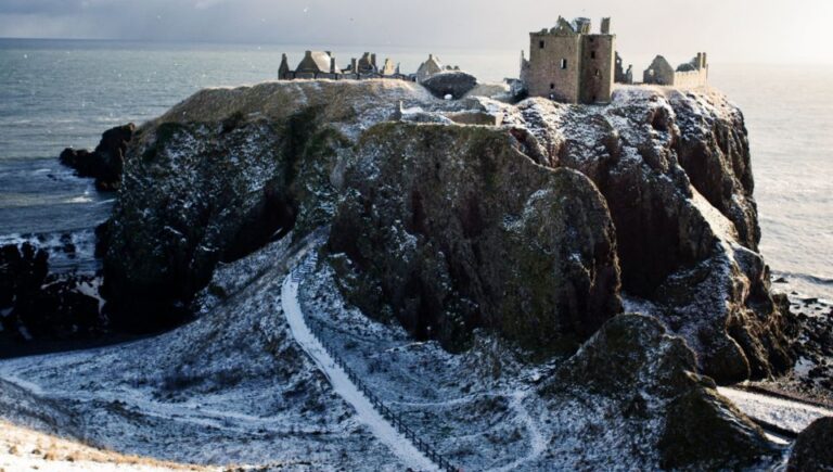 From Edinburgh: Glamis and Dunnottar Castles Tour in Italian