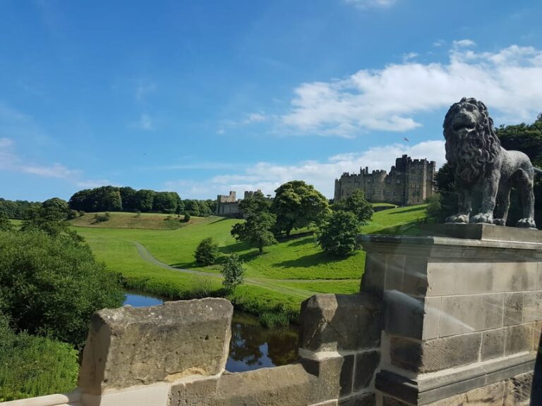 From Edinburgh: Holy Island, Alnwick Castle & Northumbria