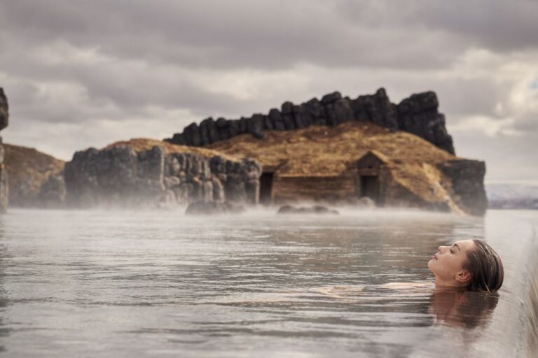 From Reykjavik: Golden Circle Guided Tour & Sky Lagoon Visit