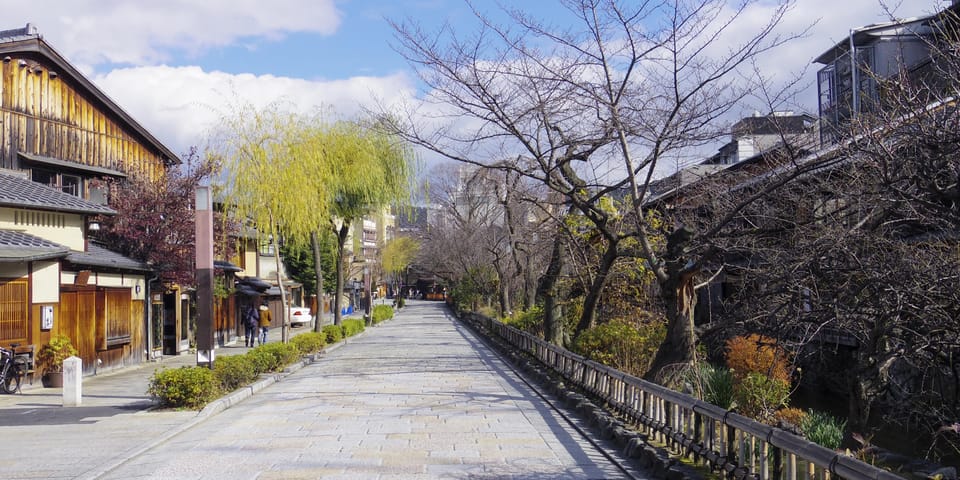 Gion Guided Walking Tour: Discover the World of Geisha - Key Points