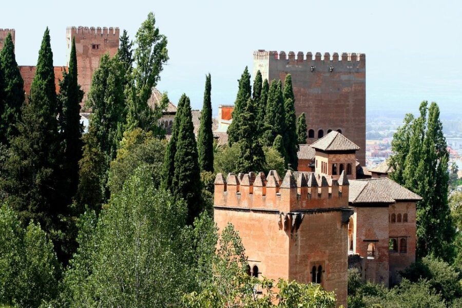 Granada: Alhambra Guided Tour W/ Nasrid Palaces & City Pass