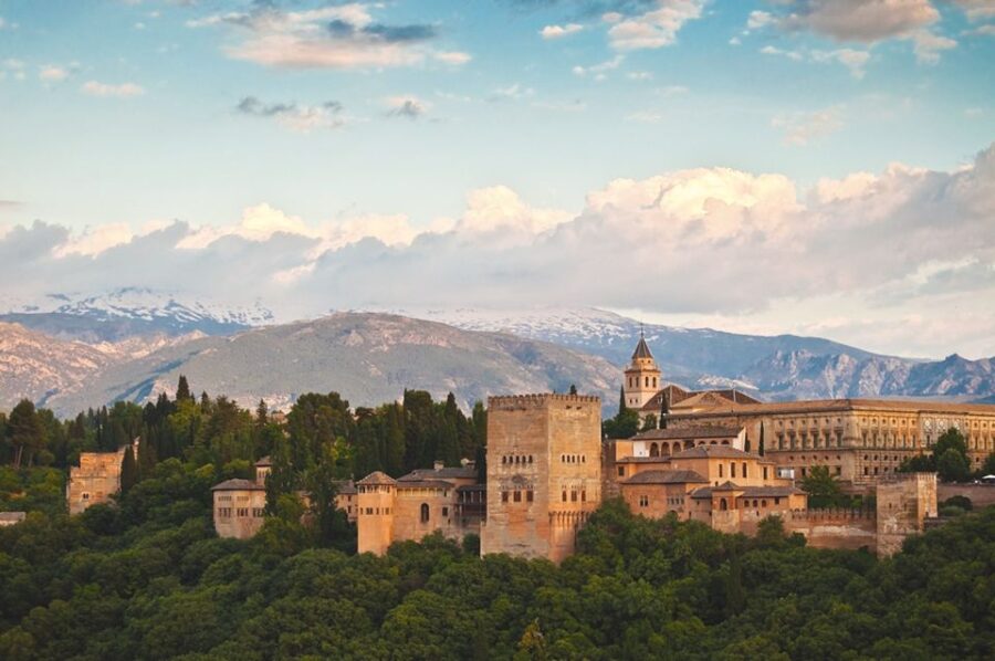 Granada: Alhambra Guided Tour With Nasrid Palaces