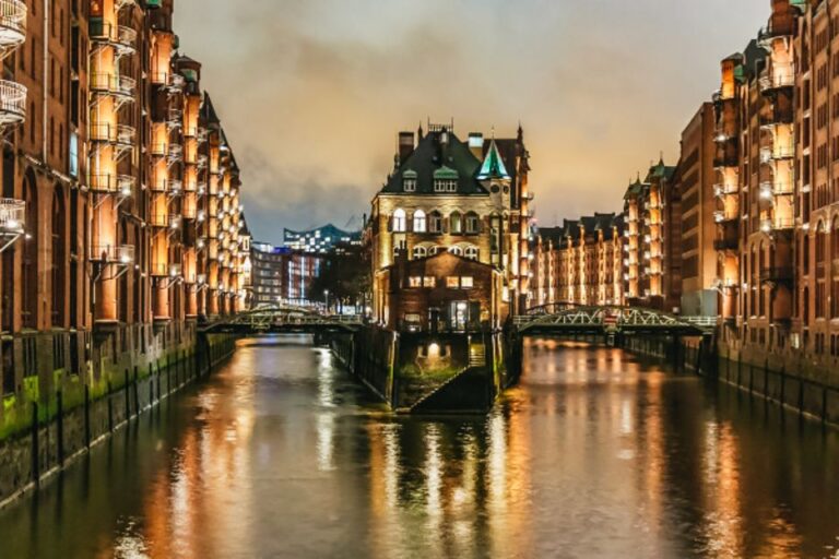 Hamburg: 1.5h Grand Harbor Evening Lights Cruise