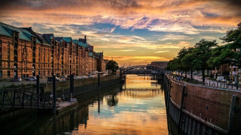 Hamburg: Elbe Riverside Private Guided Walking Tour