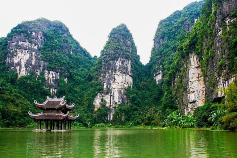 Hanoi: Full-Day Discover Ancient Hoa Lu and Trang An Tour