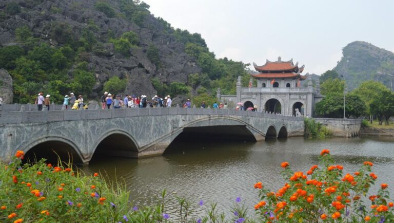 Hanoi: Guided Full-Day Hoa Lu, Trang An and Mua Cave Tour