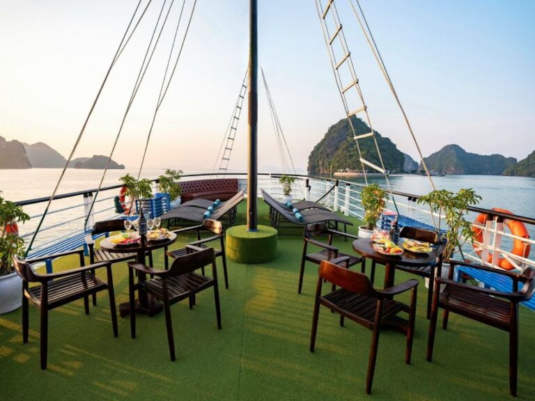 Hanoi: Halong Bay Cruise With Titov and Surprising/Luon Cave