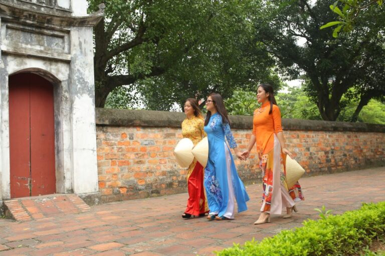 Hanoi: Traditional Ao Dai Dress and Non La Hat Rental