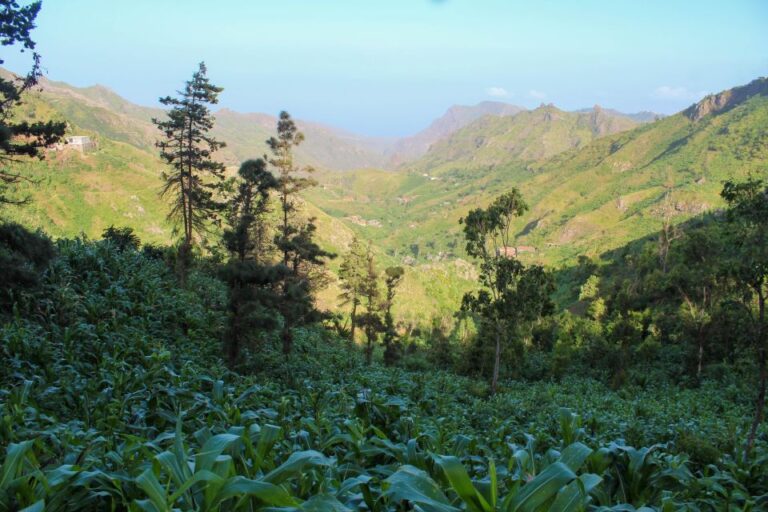 Hiking: From Serra Malagueta to Rabelados Community