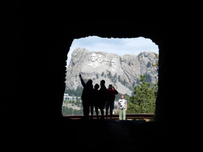 Hill City: Private Mount Rushmore, Crazy Horse & More Tour