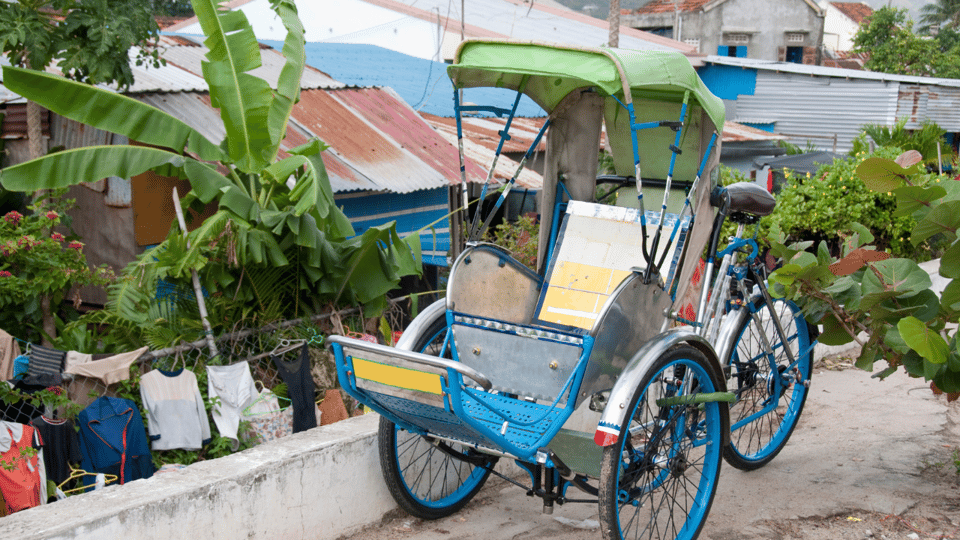 Ho Chi Minh City: City Highlights Tour by Cyclo With Meal - Itinerary and Experience