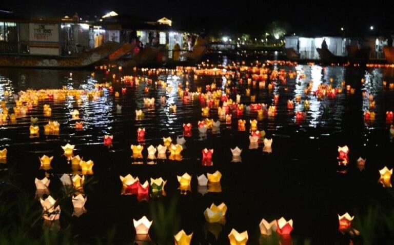 Hoai River Boat Trip by Night With Release Lantern in Hoi an