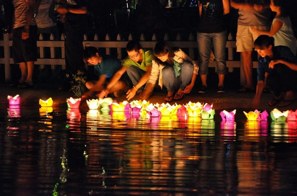 Hoi An: Hoai River Night Boat Trip and Floating Lantern - Overview of the Experience