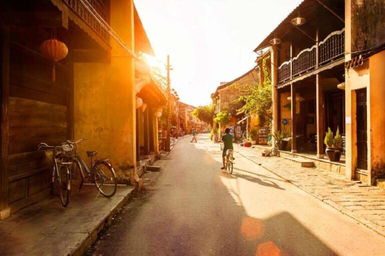 Hue: Transfer Hue to Hoi An by Private Car- English Driver