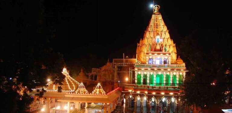 Indore/Ujjain: 2-Day Tour With Mahakaleshwar Temple & Hotel