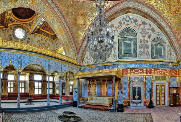 Istanbul: Private Tour of Topkapi Palace and Grand Bazaar