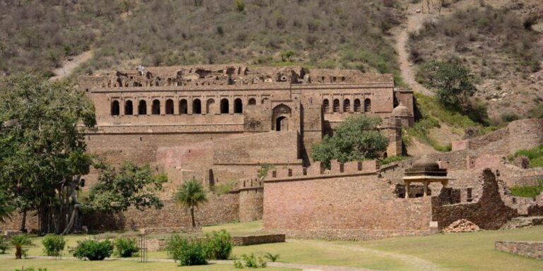 Jaipur: All Inclusive Chand Baori & Bhangarh Fort Tour