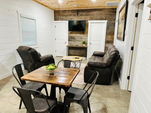 Knotty Squirrel Cabins - Property Overview and Location