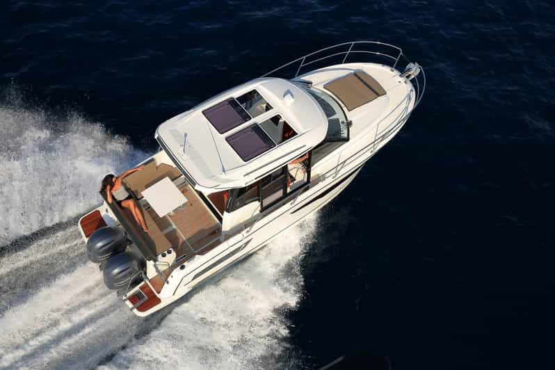 Krk: Rent a Boat Merry Fisher 895
