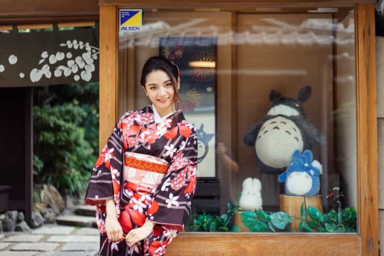 Kyoto: Rent Kimono for a Day Near Gion W/ Photoshoot