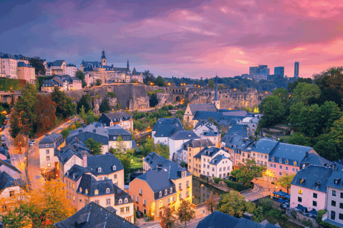Luxembourg: First Discovery Walk and Reading Walking Tour - Navigation and Information