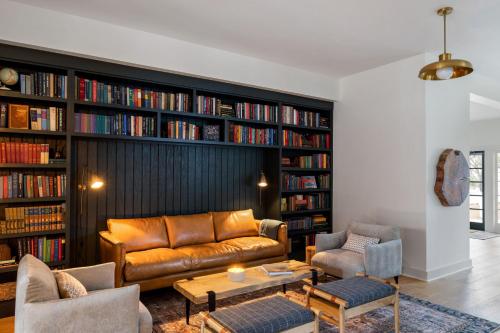 Magnolia Hotel - Location and Accessibility