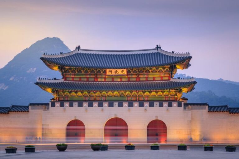 Majestic Seoul Highlights Tour: Explore Gyeongbokgung