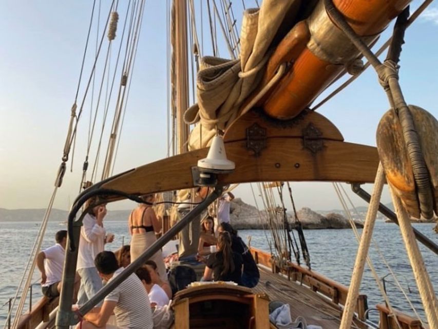 Marseille: Sunset Cruise Cocktail-Dinner in Frioul Islands